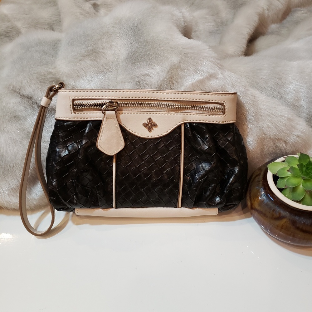 Vera Wang Simply Vera leather wristlet bag - Picture 2 of 5